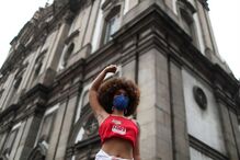 Protesto contra Bolsonaro junta uma centena de pessoas em Lisboa a gritar 