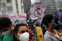 Protesto contra Bolsonaro junta uma centena de pessoas em Lisboa a gritar 