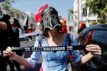 Protesto contra Bolsonaro junta uma centena de pessoas em Lisboa a gritar 