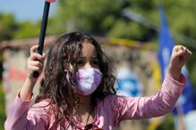 Protesto contra Bolsonaro junta uma centena de pessoas em Lisboa a gritar 