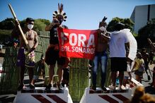 Índios em manifestação contra Bolsonaro no Brasil
