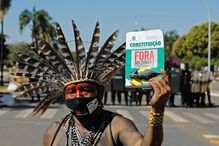 Índios em manifestação contra Bolsonaro no Brasil