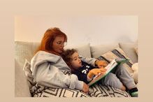 Carolina Deslandes e o filho Santiago