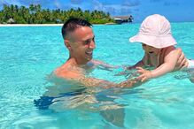 Vlachodimos e a filha nas Maldivas