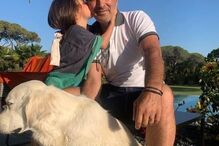 Tony Carreira mostra-se com a neta e o cão da família