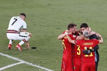 Cristiano Ronaldo atirou a braçadeira de capitão ao relvado