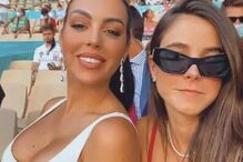Georgina encantou nas bancadas em Sevilha ao lado de uma amiga