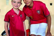 Cristianinho acompanhou último jogo do pai ao lado de Pedro, filho de Rui Patrício 