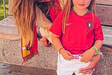 Débora Lourenço, mulher de Rúben Neves, com a filha de ambos