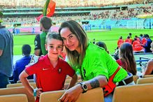 Vera Ribeiro com o filho para apoiar Rui Patrício 