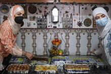 Ghalia Taki (D), refugiada síria, participa numa mostra de comida síria no Colégio do Bom Sucesso, em CarcaveloS