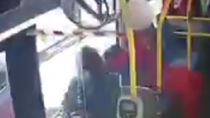 Adolescente pega fogo a cabelo de mulher dentro de autocarro. Veja o vídeo 