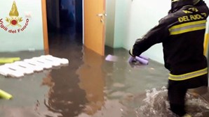 Forte tempestade inunda ruas em Roma e deixa 40 crianças presas em creche alagada