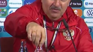 Treinador da seleção da Rússia retira garrafa de Coca-Cola da mesa... para beber