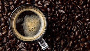 Sabe porque não deve beber café ao acordar? O que dizem os especialistas