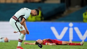 Ronaldo desiludido atirou braçadeira de capitão para o chão após ver fugir o sonho do Euro 2020