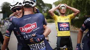 Ciclista Merlier sobrevive às quedas para vencer a terceira etapa da Volta a França