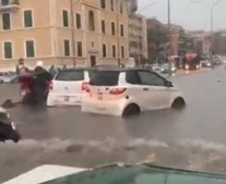 Forte tempestade em Roma inunda ruas 