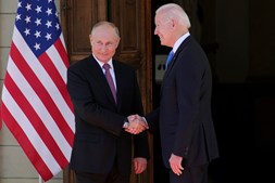 Vladimir Putin e Joe Biden ignoraram as regras de distanciamento e cumprimentaram-se com um aperto de mão antes da Cimeira de Genebra