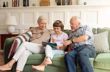 Uso regular de aparelhos auditivos pode melhorar a concentração, a memória e a comunicação