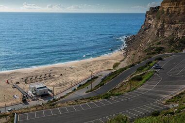 Praia da Calada em Mafra "sem condições" para banhos em 2026 devido aos estragos do mau tempo