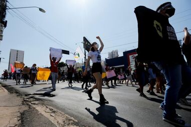 Protesto contra Bolsonaro junta uma centena de pessoas em Lisboa a gritar "Fora, genocida"
