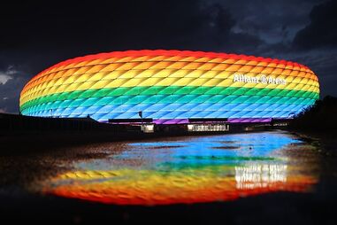Allianz Arena, em Munique, pintada com as cores do arco-irís