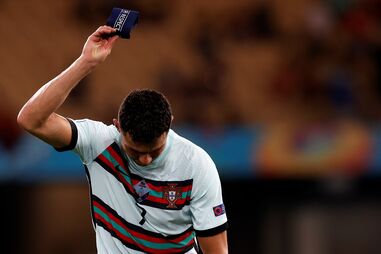 CR7 atirou a braçadeira de capitão após a derrota com a Bélgica, mas agachou-se para apanhá-la do relvado