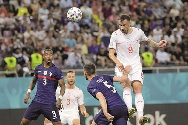 Seferovic subiu ao primeiro andar para fazer de cabeça o 1-0 para a Suíça