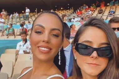 Georgina encantou nas bancadas em Sevilha ao lado de uma amiga