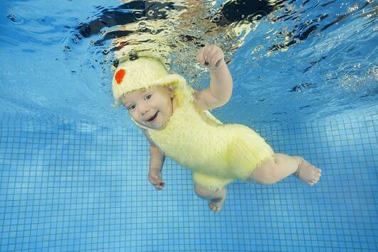Bebé a nadar