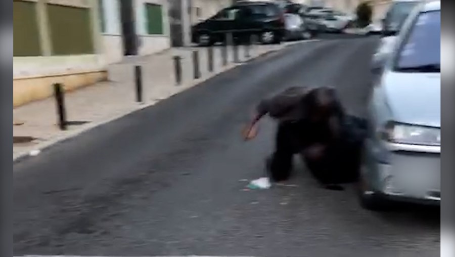 Homem agredido à pedrada na cabeça após danificar montra de bar em Sintra