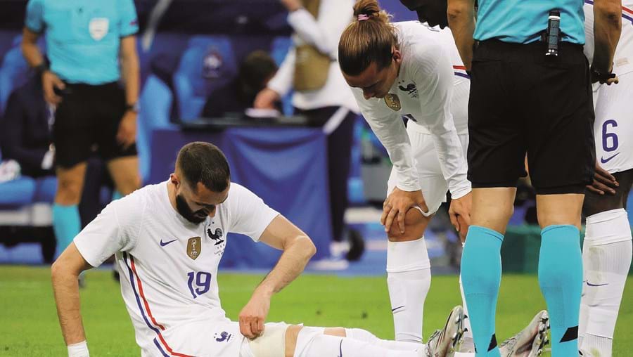 Karim Benzema (no chão) queixa-se a Griezmann da lesão. França está no grupo F com Portugal, Alemanha e Hungria    