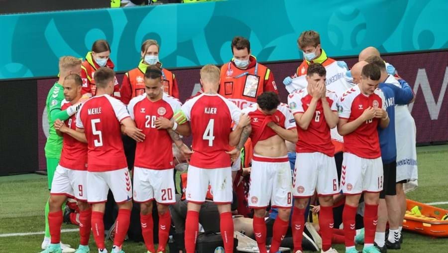 Eriksen cai inanimado no relvado durante jogo do Euro 