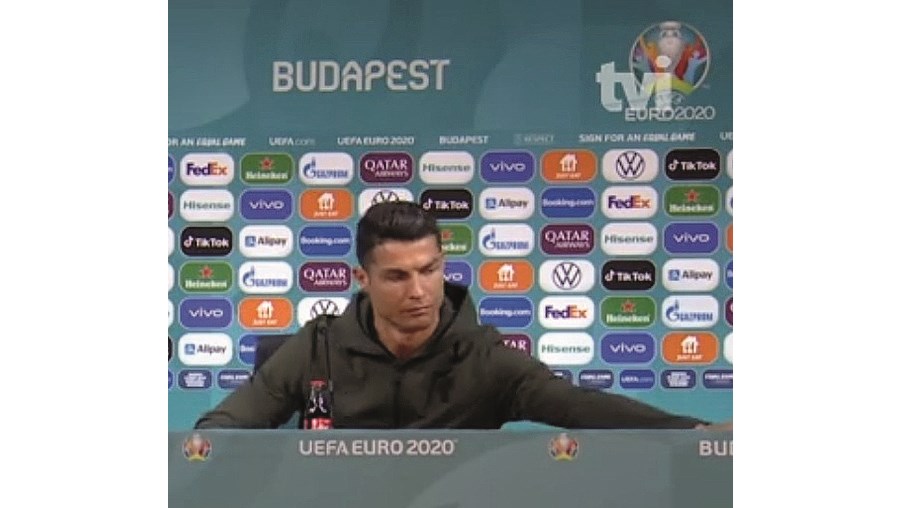 Cristiano Ronaldo desvia garrafas de refrigerantes antes da conferência