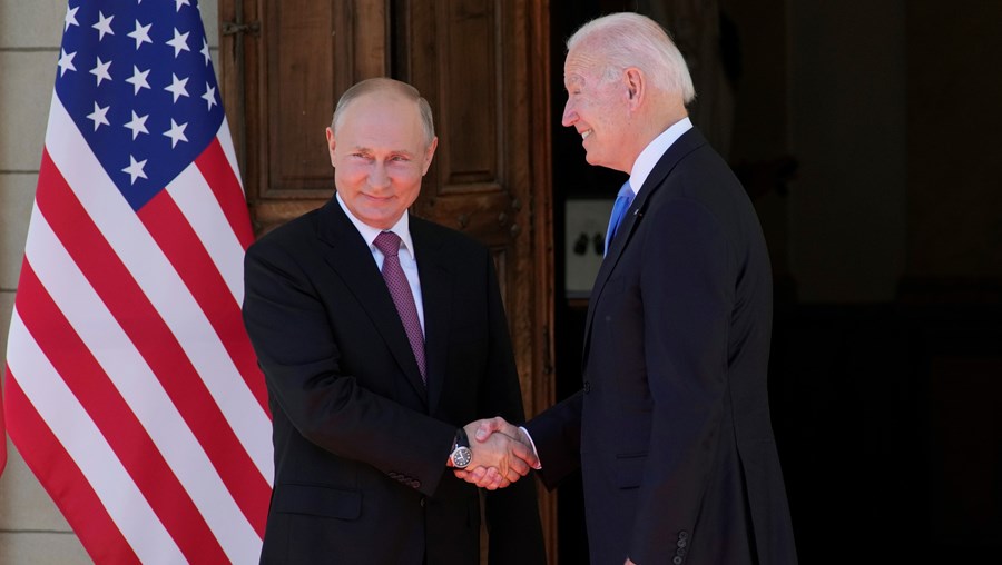 Putin e Joe Biden, num encontro em 2021