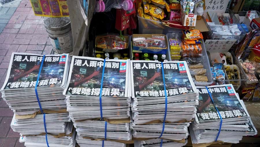Última edição do jornal Apple Daily de Hong Kong esgota às primeiras horas da manhã