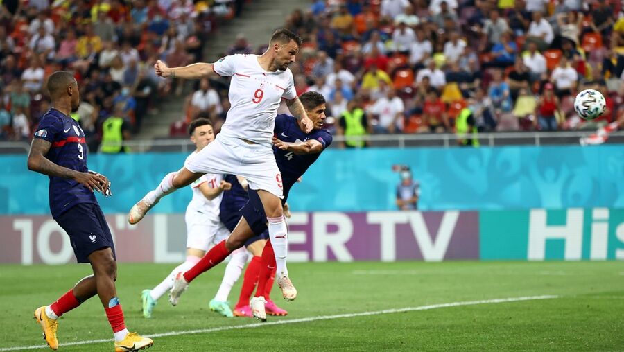 Haris Seferovic marcou dois golos de cabeça frente à França, nos oitavos de final do Euro 2020
