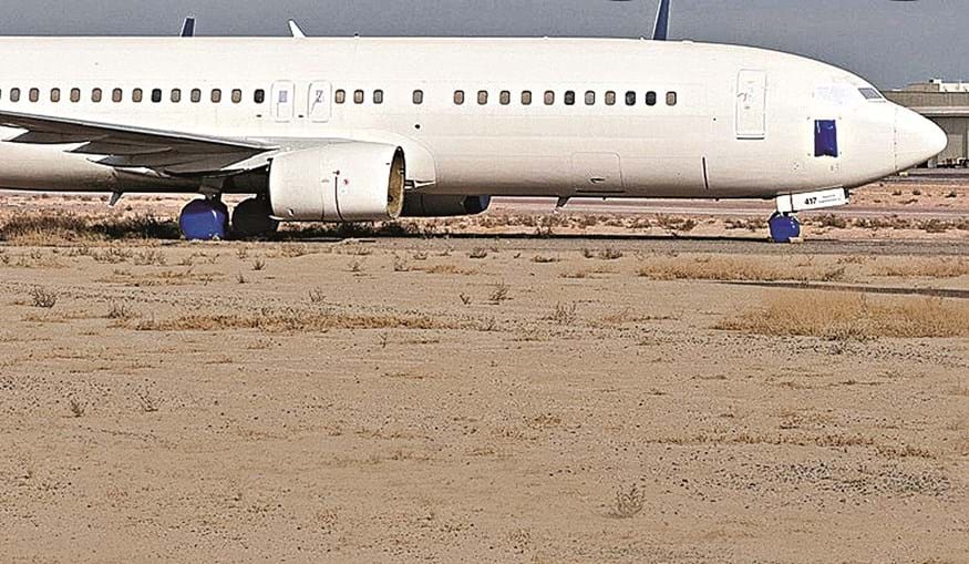 O avião, ainda com a antiga matrícula, estacionado no deserto