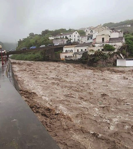 Chuva forte provocou inundações e enxurradas na sexta-feira, na costa sul da ilha de São Miguel