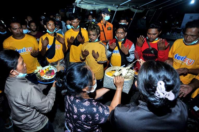 Passageiros que sobreviveram a naufrágio na Indonésia