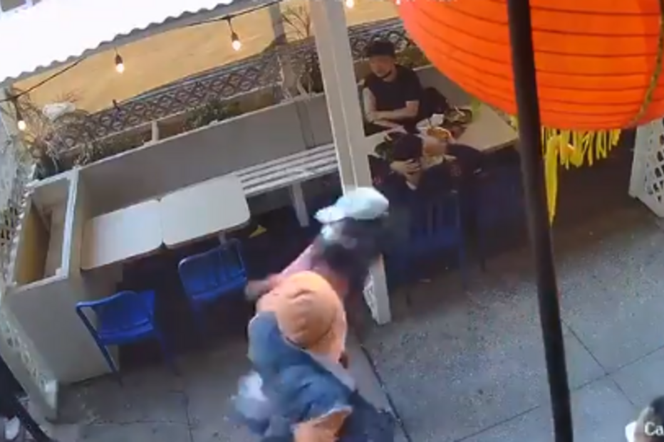 Homem agride mulher asiática e é apanhado por câmaras de vigilância