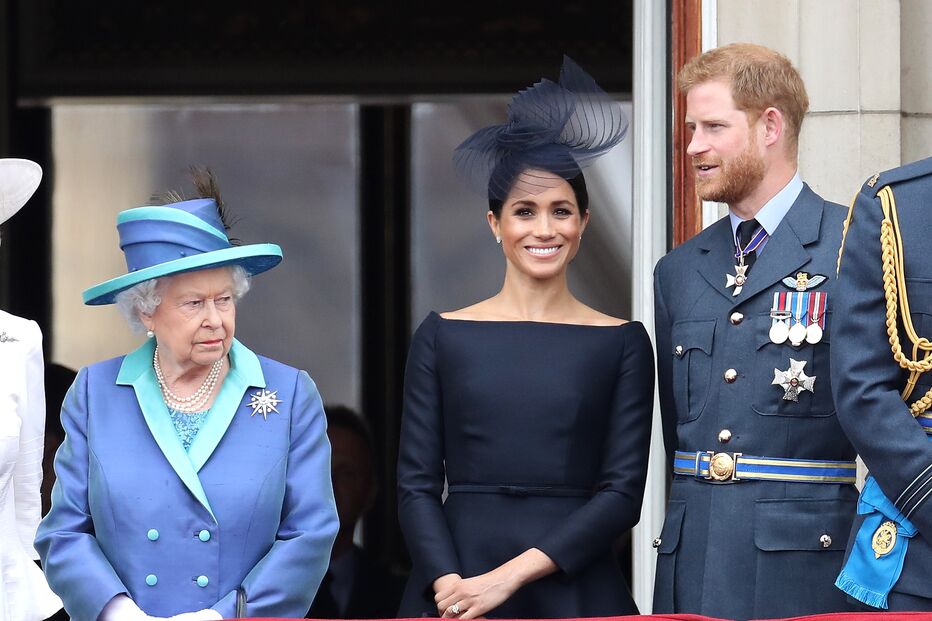 Isabel II com Meghan Markle e o príncipe Harry