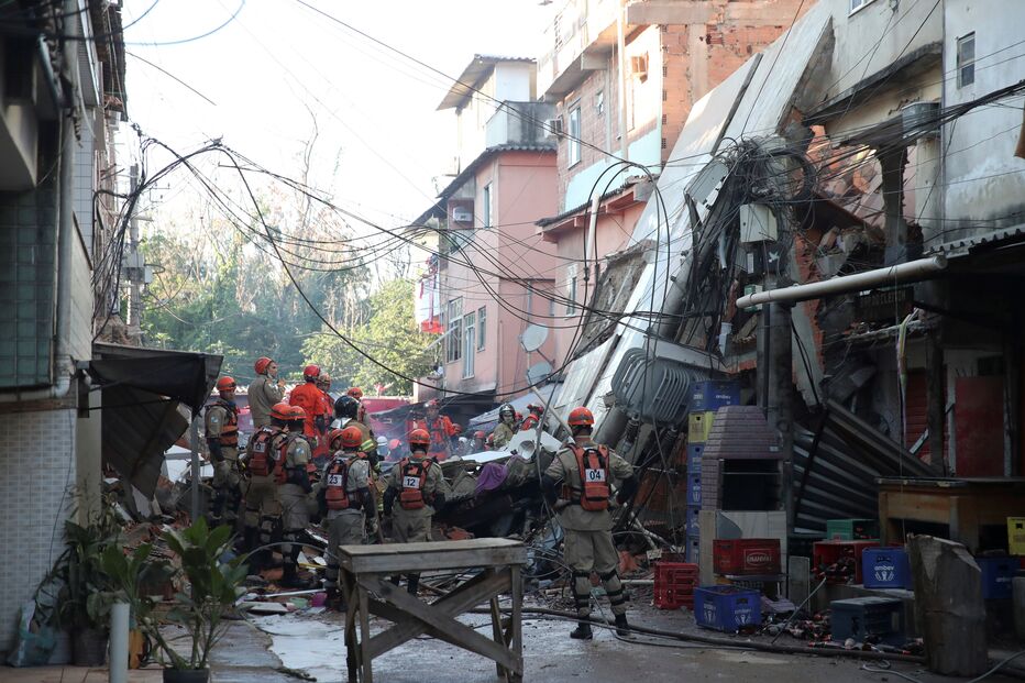 Pelo menos três feridos em desabamendo de prédio no Rio de Janeiro