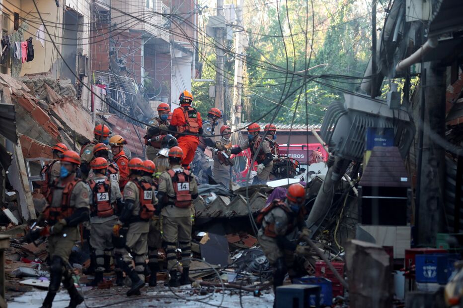 Pelo menos três feridos em desabamendo de prédio no Rio de Janeiro