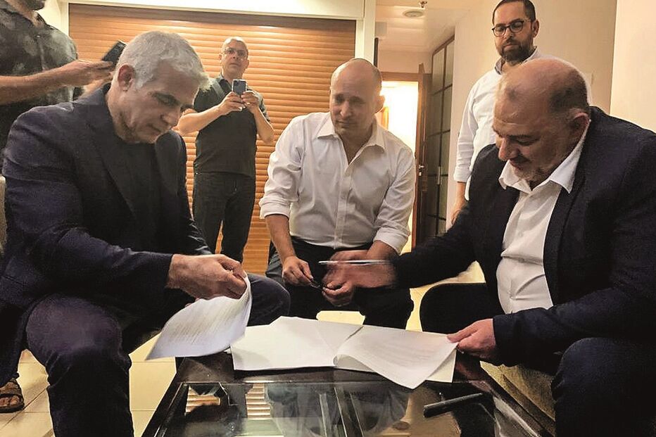 Yair Lapid (à esquerda), Naftali Bennett (centro) e Mansour Abbas (direita) assinaram acordo de coligação histórico
