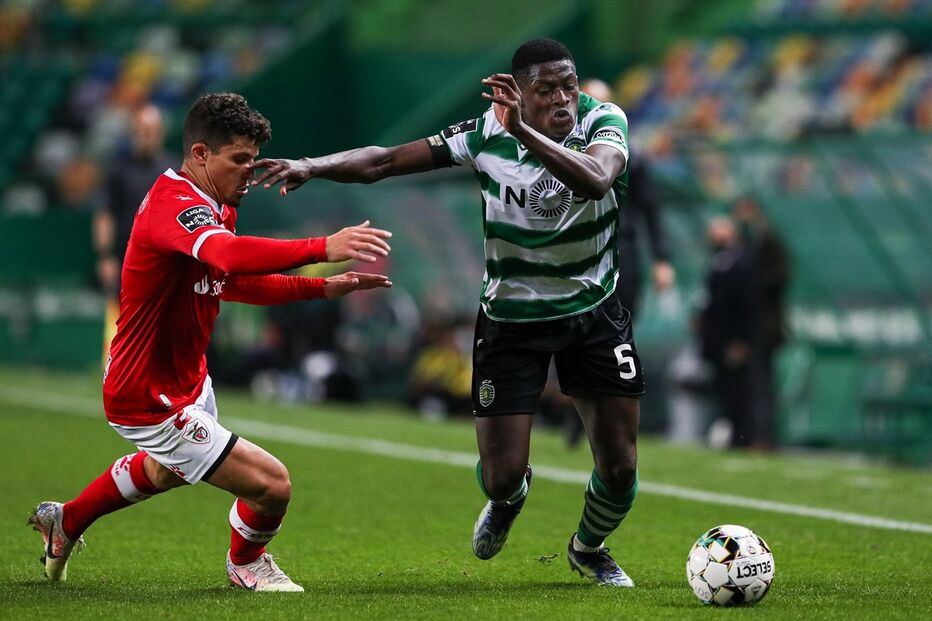 Nuno Mendes (à direita) foi uma das principais figuras da Liga portuguesa em 2020/21