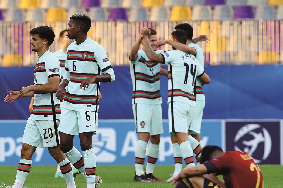 Jogadores da seleção portuguesa celebram o apuramento para a final do Europeu de sub-21