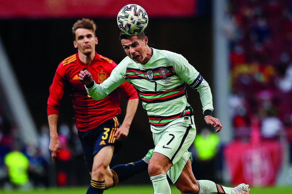 Cristiano Ronaldo tenta uma fuga para o ataque, seguido à distância por Diego Llorente