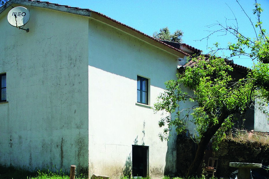 Mulher foi assassinada com dois tiros quando se encontrava na cama, em casa, numa aldeia de Castanheira de Pera